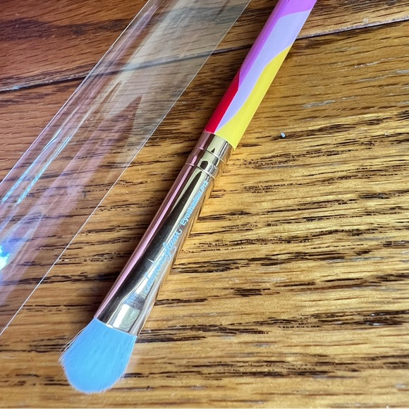 SLMISSGLAM
Retro Eyeshadow Brush - Picture 2 of 5